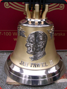 Dzwon z wizerunkiem papieża Jana Pawła II o wadze 50 kg wysokości 41 cm